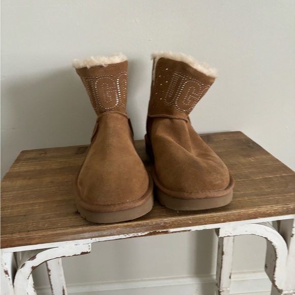 UGG | Classic Ugg Gem Mini Boots In Black NEW Size9 - Picture 1 of 5